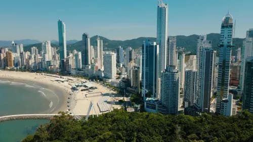 Balneário Camboriú quer ampliar arrecadação com nova lei que permite arranha-céus nos bairros
