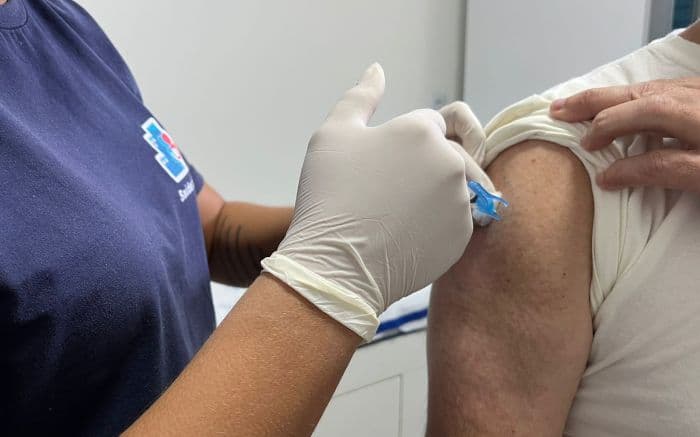 Vacinação contra a gripe segue postinhos de Balneário Camboriú