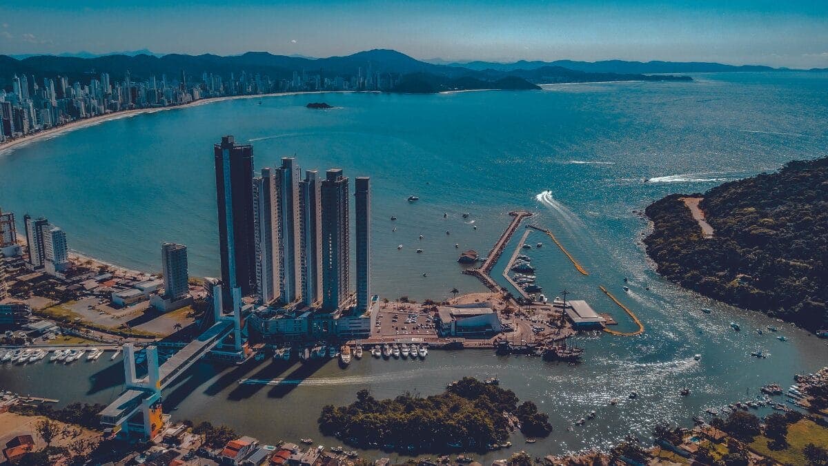 Cidades do Litoral de SC avançam na criação de comércios e têm maior índice em sete anos