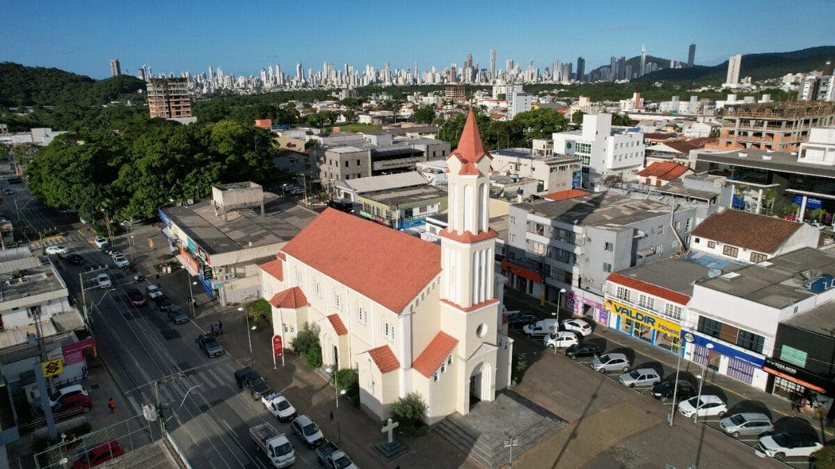 Cidade colada em Balneário Camboriú abre concurso com salários de quase R$ 16 mil