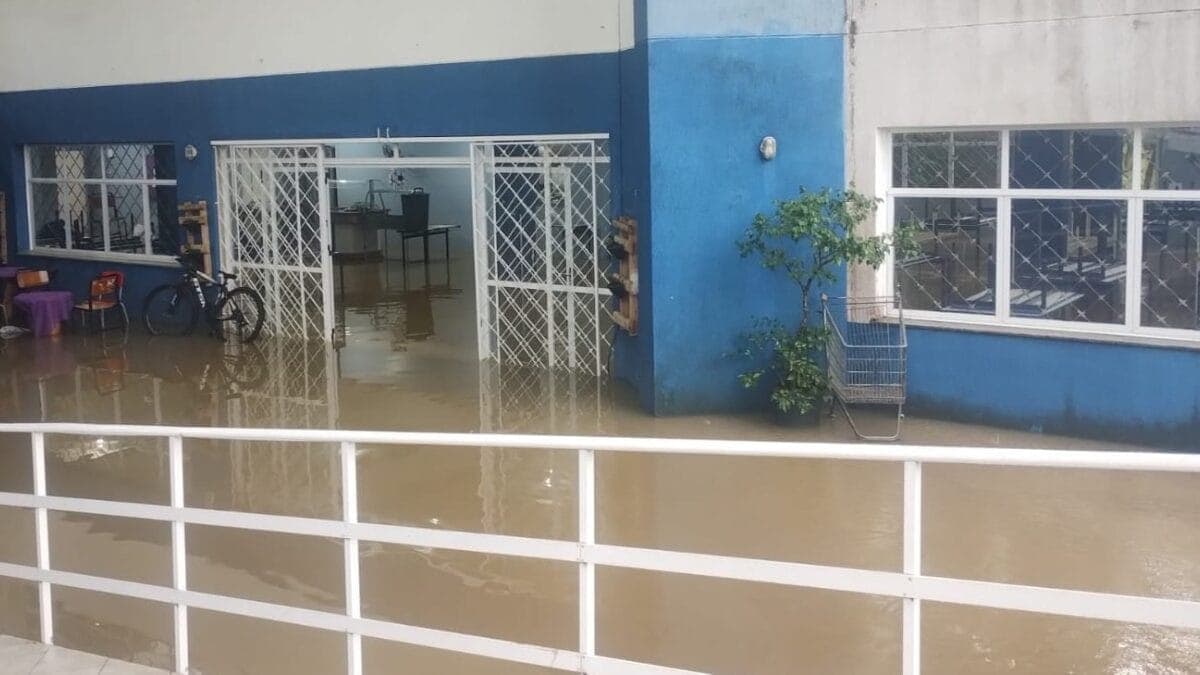 Água invade escolas e Balneário Camboriú decide suspender aulas após chuva intensa