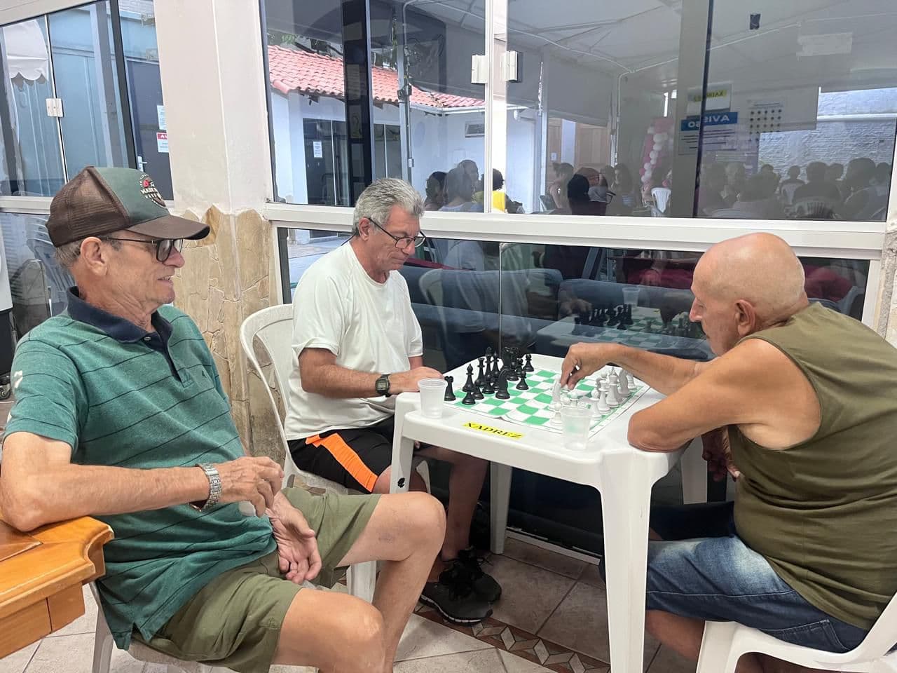 Oficina gratuita de xadrez para idosos está com inscrições abertas em Balneário Camboriú