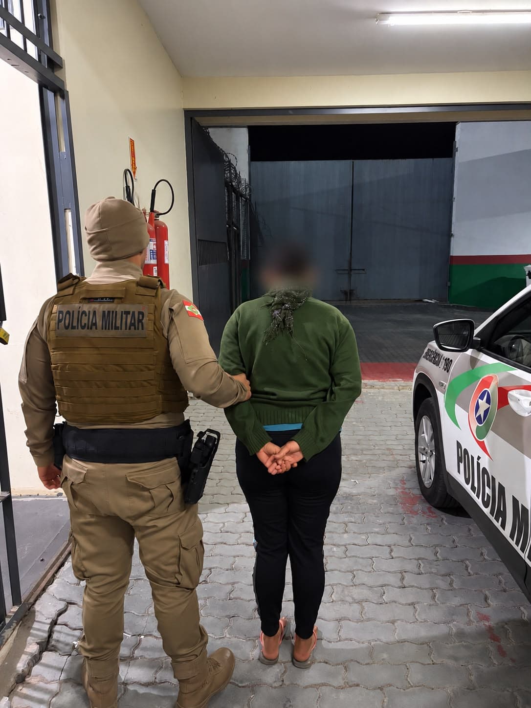 Mulher condenada por furto é presa pela PM em Balneário Camboriú