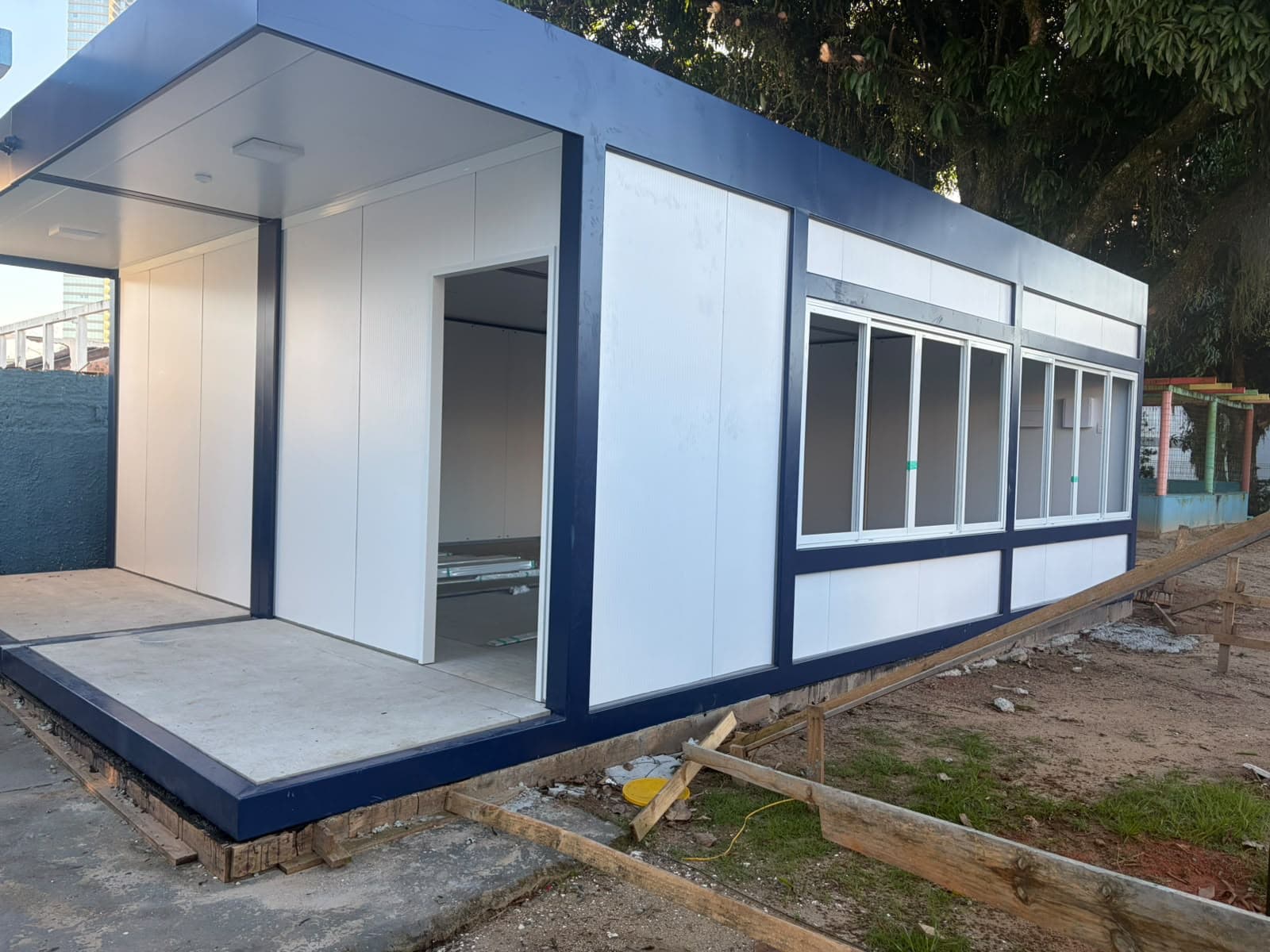 Balneário Camboriú inicia instalação de nova sala modular no NEI Odácia Tereza Damázio