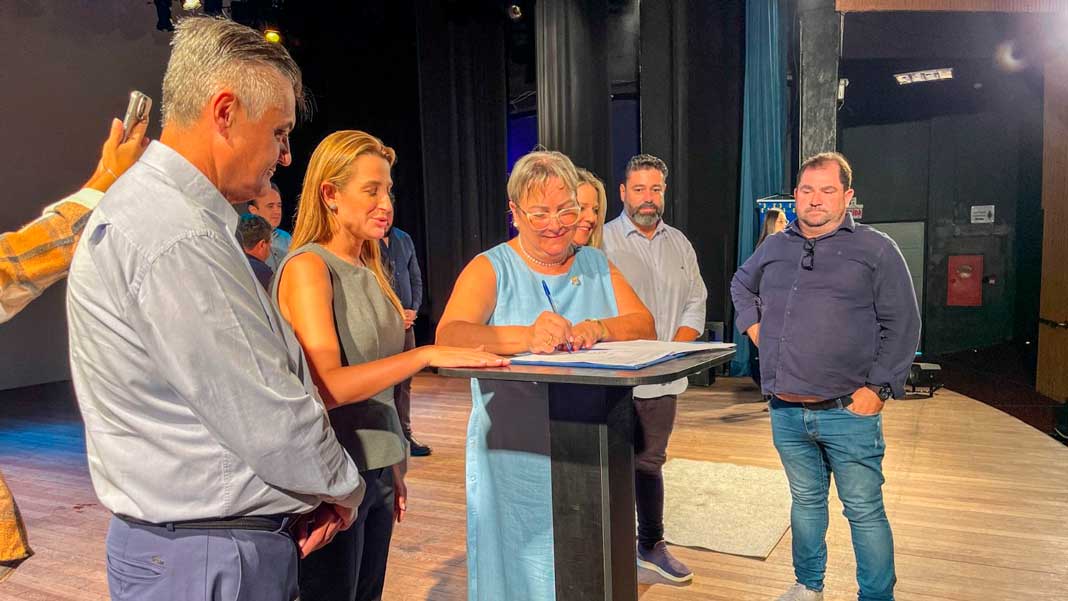 Zélia Zanella, com 34 anos de experiência, assumiu a Educação de Balneário Camboriú nesta segunda-feira - Página 3