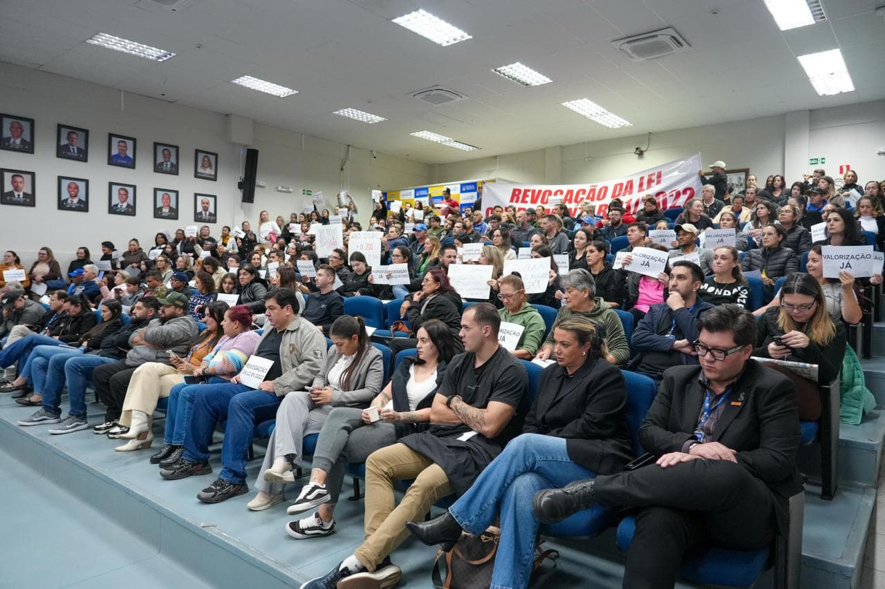 Servidores de Balneário Camboriú protestam na Câmara por revogação de lei que extinguiu direitos