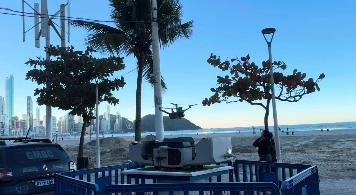 Balneário Camboriú testa drone com inteligência artificial para reforçar a segurança pública