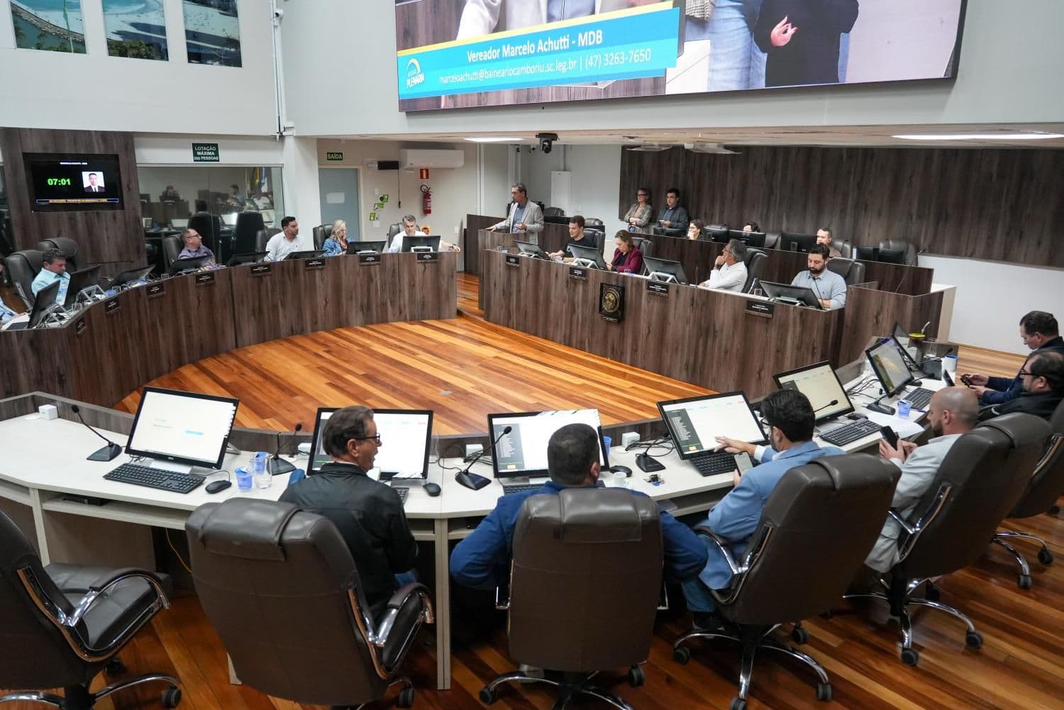 Balneário Camboriú: Câmara aprova lei contra erotização infantil e outros projetos