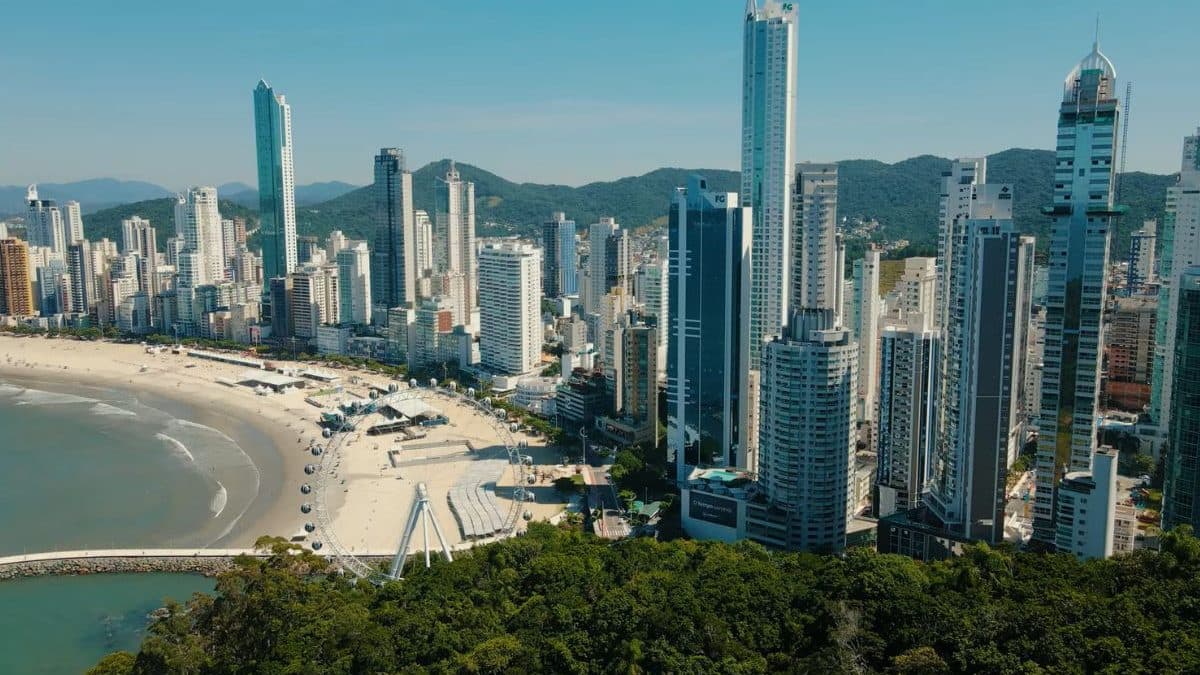 Balneário Camboriú anuncia programa com 8 mil moradias e R$ 100 milhões em incentivos para famílias de baixa e média renda
