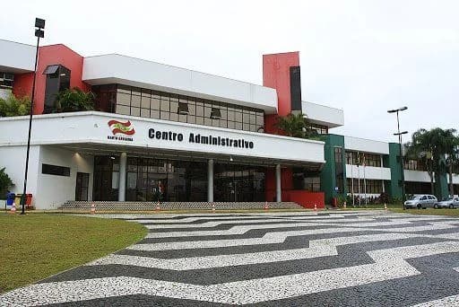 Disputa pelo Governo de SC: Alianças Locais e Desafios de Engajamento Eleitoral