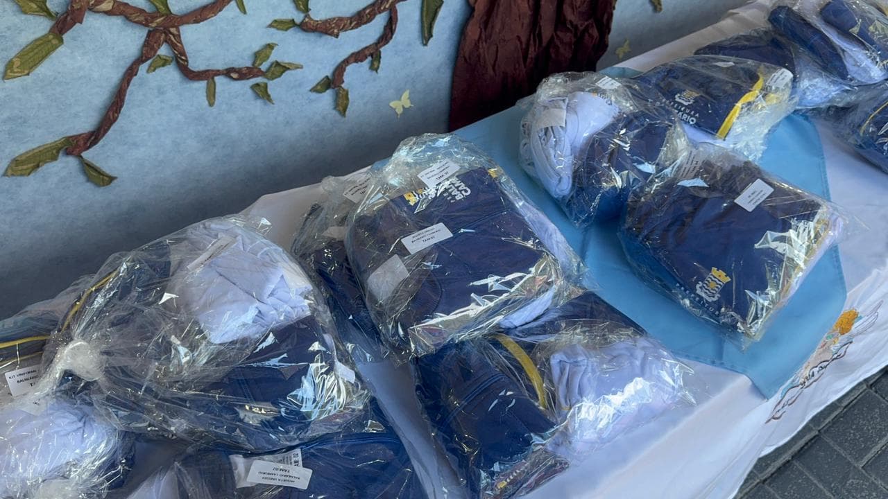 Núcleos de Educação Infantil recebem distribuição de uniformes de inverno