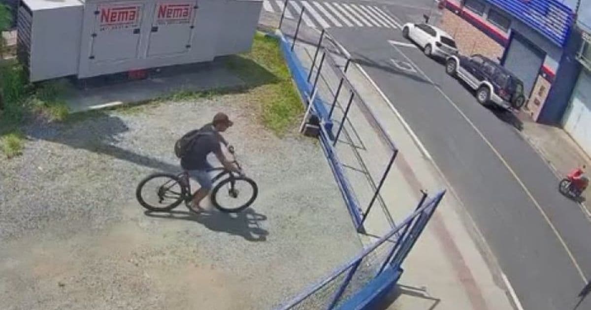 Homem furta bicicleta dentro da Secretaria de Segurança de Balneário Camboriú