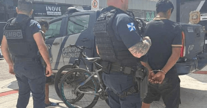 Dupla é presa em flagrante por furto de bicicletas em Balneário Camboriú após tentar fugir com objetos roubados