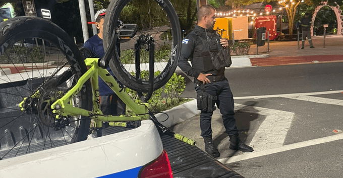 Ciclistas são flagrados realizando manobras perigosas e ação de fiscalização resulta em abordagem em Balneário Camboriú